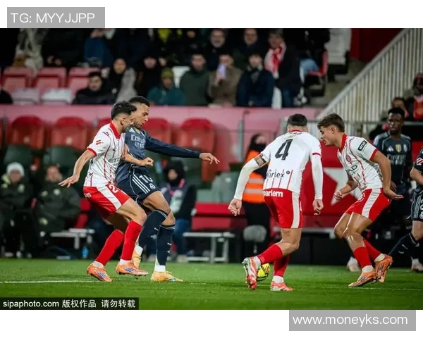 足球明星炫酷甩球衣瞬间精彩图片合集尽显风采与激情 足球明星炫酷甩球衣瞬间精彩图片合集尽显风采与激情